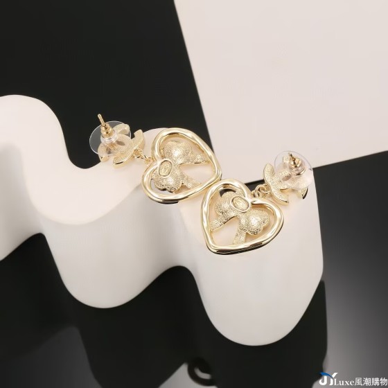 Xiaoxiang Chanel\'s new heart-shaped bow stud earrings